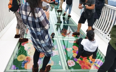 LED玻璃棧道（點(diǎn)擊查看）