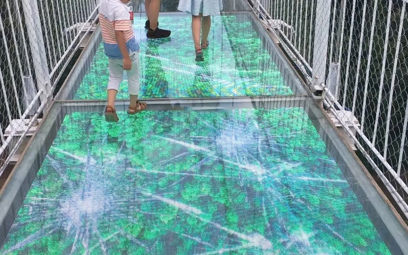 LED玻璃棧道（點(diǎn)擊查看）